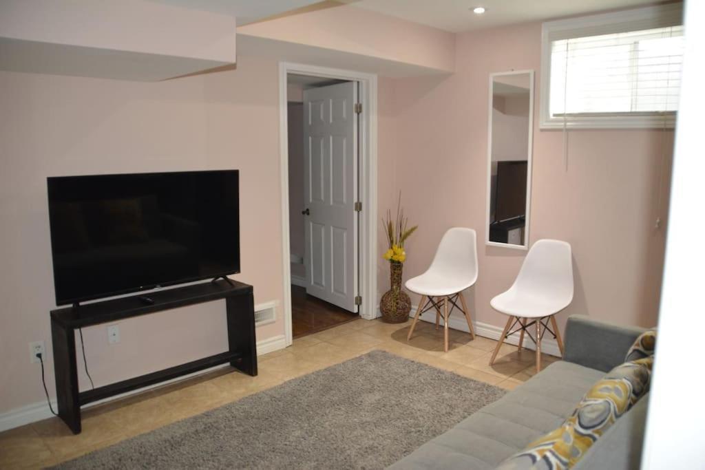 Beautiful And Spacious Basement Apartment 브램턴 외부 사진