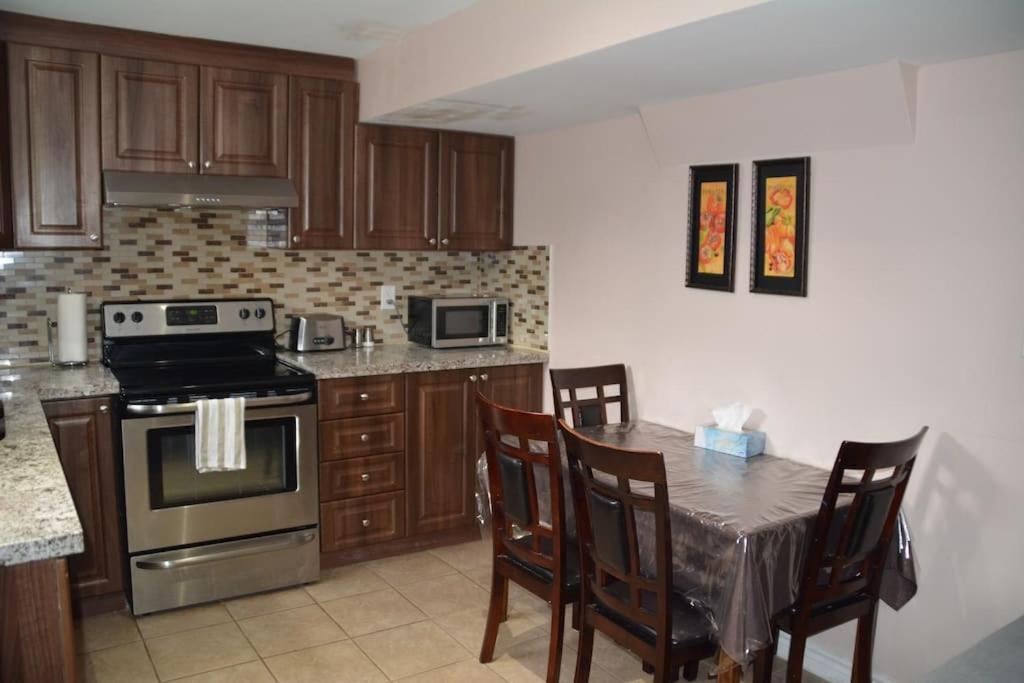 Beautiful And Spacious Basement Apartment 브램턴 외부 사진