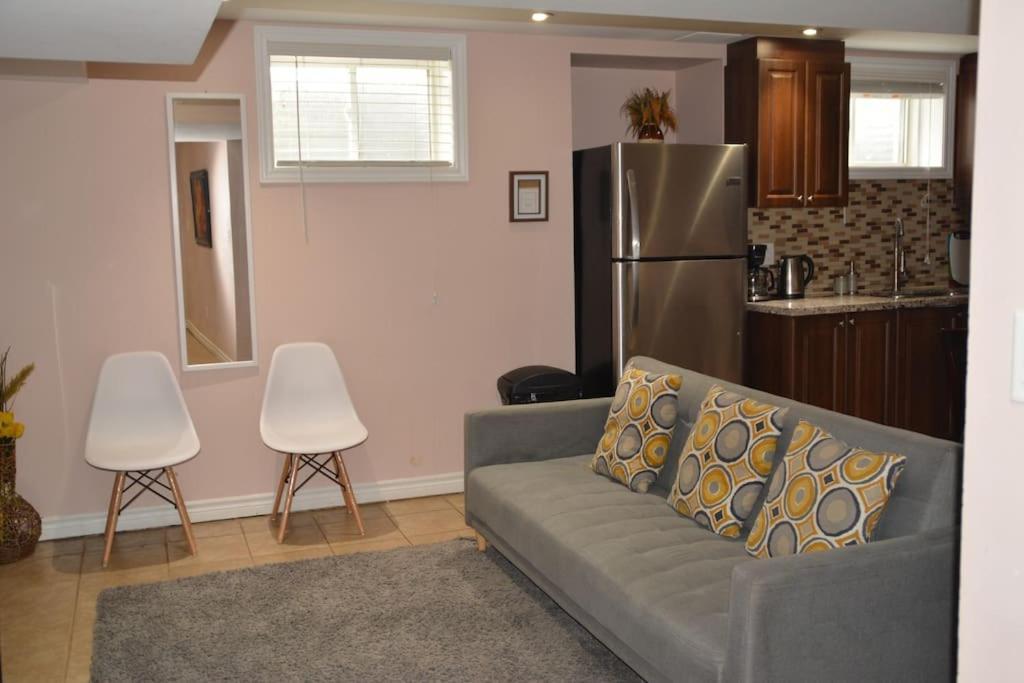 Beautiful And Spacious Basement Apartment 브램턴 외부 사진