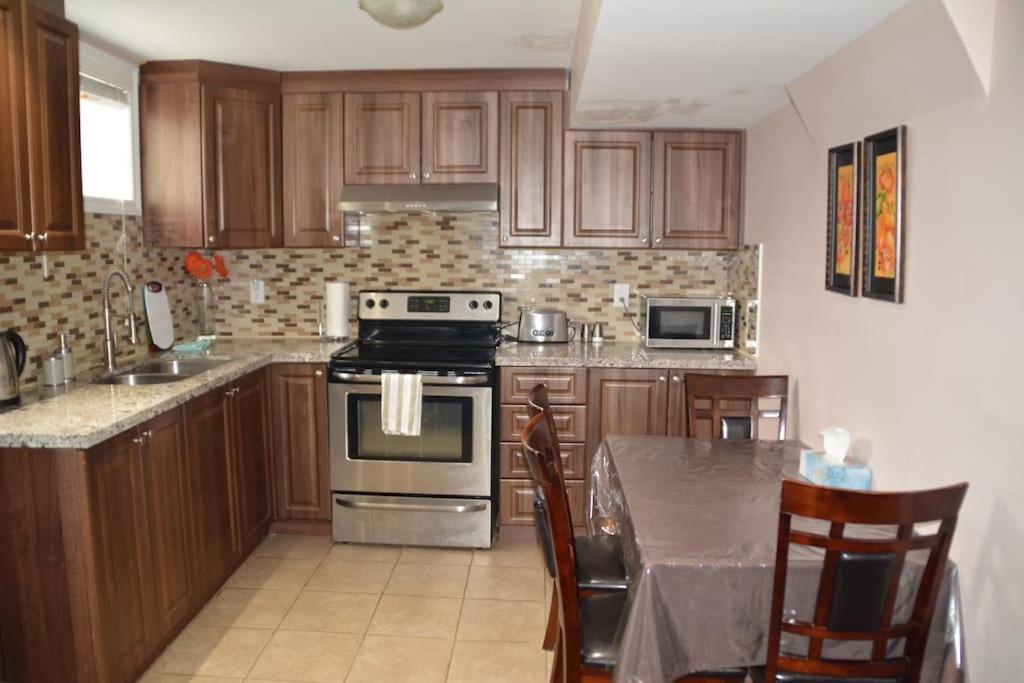 Beautiful And Spacious Basement Apartment 브램턴 외부 사진