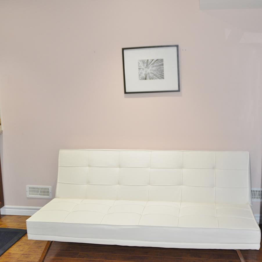 Beautiful And Spacious Basement Apartment 브램턴 외부 사진
