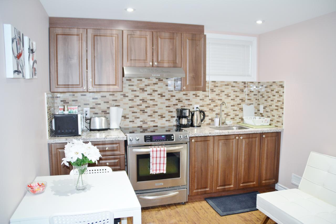 Beautiful And Spacious Basement Apartment 브램턴 외부 사진